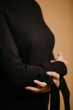 Juodas trikotažinis kombinezonas - Image 4