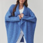 Megztinis su sagomis modelis 226884 Makadamia
